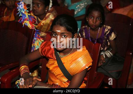 I bambini tamil aspettano di esibirsi in uno speciale programma culturale che vede protagonisti i bambini tamil rimasti orfani durante la guerra civile a Jaffna, Sri Lanka, il 12 agosto 2017. Questo è solo uno dei tanti ricordi delle profonde cicatrici causate durante la guerra civile durata 26 anni tra l'esercito dello Sri Lanka e le LTTE (Tigri di liberazione del Tamil Eelam). Le Nazioni Unite stimano che durante la guerra siano state uccise circa 40.000 persone. (Foto di Creative Touch Imaging Ltd./NurPhoto) Foto Stock