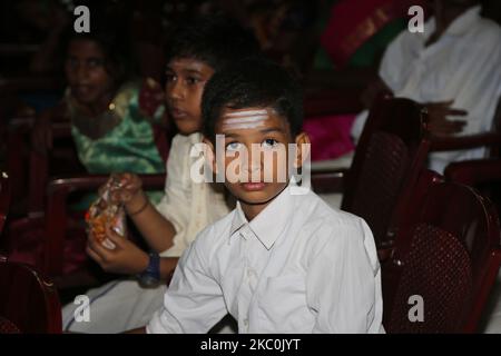 I bambini tamil aspettano di esibirsi in uno speciale programma culturale che vede protagonisti i bambini tamil rimasti orfani durante la guerra civile a Jaffna, Sri Lanka, il 12 agosto 2017. Questo è solo uno dei tanti ricordi delle profonde cicatrici causate durante la guerra civile durata 26 anni tra l'esercito dello Sri Lanka e le LTTE (Tigri di liberazione del Tamil Eelam). Le Nazioni Unite stimano che durante la guerra siano state uccise circa 40.000 persone. (Foto di Creative Touch Imaging Ltd./NurPhoto) Foto Stock