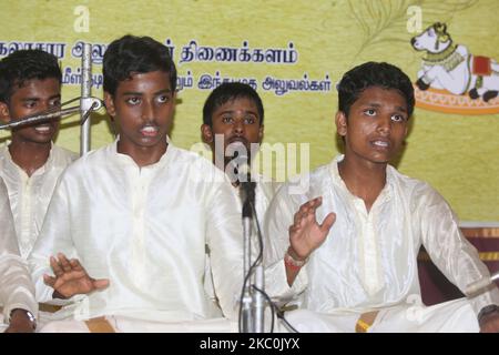 I bambini tamil aspettano di esibirsi in uno speciale programma culturale che vede protagonisti i bambini tamil rimasti orfani durante la guerra civile a Jaffna, Sri Lanka, il 12 agosto 2017. Questo è solo uno dei tanti ricordi delle profonde cicatrici causate durante la guerra civile durata 26 anni tra l'esercito dello Sri Lanka e le LTTE (Tigri di liberazione del Tamil Eelam). Le Nazioni Unite stimano che durante la guerra siano state uccise circa 40.000 persone. (Foto di Creative Touch Imaging Ltd./NurPhoto) Foto Stock