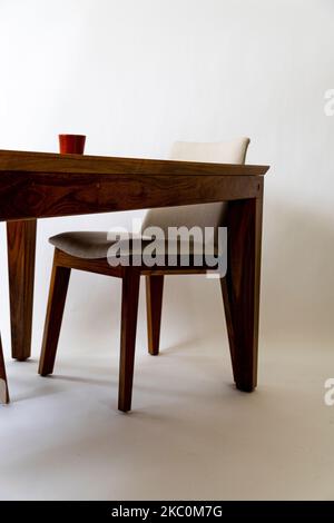 Particolare di un giunto in legno incollato di una gamba per sedie. Il materiale utilizzato per lo sgabello è il legno di ciliegio Foto Stock