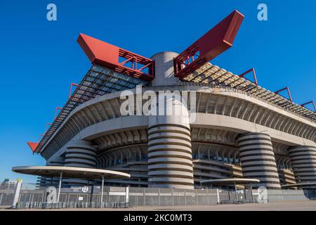 Lo stadio di San Siro a Milano, in Italia, sotto un cielo limpido Foto Stock