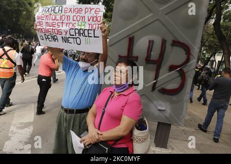 Questo sabato, madri e padri dei 43 studenti normalisti scomparsi il 26 settembre 2014, membri delle comunità indigene e del blocco nero, marciò dall'Angelo dell'Indipendenza alla Zócalo di Città del Messico per chiedere giustizia e verità per questo fatto che ha causato grande indignazione in Messico. (Foto di Gerardo Vieyra/NurPhoto) Foto Stock