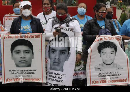 Questo sabato, madri e padri dei 43 studenti normalisti scomparsi il 26 settembre 2014, membri delle comunità indigene e del blocco nero, marciò dall'Angelo dell'Indipendenza alla Zócalo di Città del Messico per chiedere giustizia e verità per questo fatto che ha causato grande indignazione in Messico. (Foto di Gerardo Vieyra/NurPhoto) Foto Stock