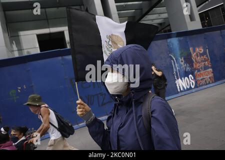 Questo sabato, madri e padri dei 43 studenti normalisti scomparsi il 26 settembre 2014, membri delle comunità indigene e del blocco nero, marciò dall'Angelo dell'Indipendenza alla Zócalo di Città del Messico per chiedere giustizia e verità per questo fatto che ha causato grande indignazione in Messico. (Foto di Gerardo Vieyra/NurPhoto) Foto Stock