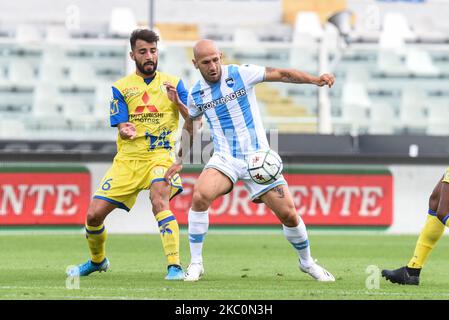 Cristian Galano (R) di Pescara Calcio compete per la palla durante la partita tra Pescara e Chievo verona del campionato Serie B il 26 settembre 2020 a Pescara, Abruzzo (Foto di Federica Roselli/NurPhoto) Foto Stock