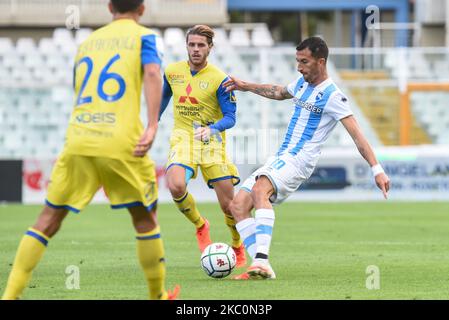 Il centrocampista Mirko Valdifiori di Delfino Pescara controlla la palla durante la partita tra Pescara e Chievo verona del campionato Serie B il 26 settembre 2020 a Pescara, Abruzzo (Foto di Federica Roselli/NurPhoto) Foto Stock