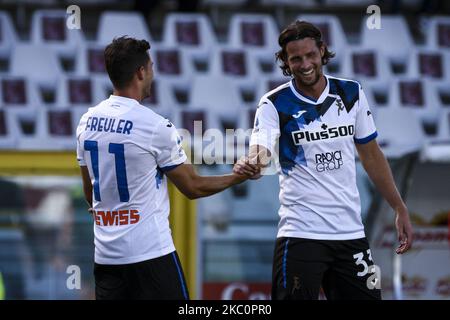 Il difensore Atalanta Hans Hateboer (33) festeggia con il centrocampista Atalanta Remo Freuler (11) dopo aver segnato il suo gol per farne 1-3 durante la Serie Una partita di calcio n.2 TORINO - ATALANTA il 26 settembre 2020 allo Stadio Olimpico Grande Torino di Torino, Piemonte, Italia. Risultato finale: Torino-Atalanta 2-4. (Foto di Matteo Bottanelli/NurPhoto) Foto Stock