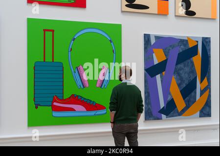 Un membro dello staff della galleria guarda 'Untitled (with suitcase)' di Sir Michael Craig-Martin RA durante un'anteprima stampa della mostra estiva 252nd alla Royal Academy of Arts, il 28 settembre 2020 a Londra, Inghilterra. La mostra, che per la prima volta in assoluto, grazie al COVID-19, si svolge in autunno tra il 6 ottobre 2020 e il 3 gennaio 2021, presenta oltre 1000 opere di artisti emergenti e affermati in una gamma di media. (Foto di Wiktor Szymanowicz/NurPhoto) Foto Stock