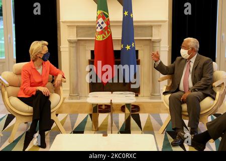 Il primo ministro portoghese Antonio Costa (R ) parla con il presidente della Commissione europea Ursula von Der Leyen durante il loro incontro al palazzo di Sao Bento a Lisbona, in Portogallo, il 28 settembre 2020. (Foto di Pedro FiÃºza/NurPhoto) Foto Stock