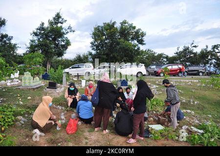 Un certo numero di residenti stanno pulendo le tombe della loro famiglia al cimitero di massa per le vittime del terremoto, dello tsunami e del disastro di liquefazione, nel villaggio di Poboya, nella città di Palu, nella provincia centrale di Sulawesi, lunedì, Settembre 28, 2020. Questo è stato fatto per commemorare e pregare per le vittime del terremoto, dello tsunami e del disastro della liquefazione. Colpì le città di Palu, Sigi e Dongala il 28 settembre 2018, causando la morte di migliaia di residenti. (Foto di Faldi Muhammad/NurPhoto) Foto Stock