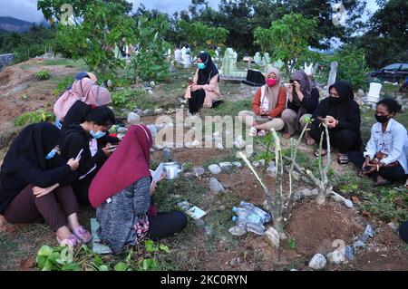 Un certo numero di residenti stanno pulendo le tombe della loro famiglia al cimitero di massa per le vittime del terremoto, dello tsunami e del disastro di liquefazione, nel villaggio di Poboya, nella città di Palu, nella provincia centrale di Sulawesi, lunedì, Settembre 28, 2020. Questo è stato fatto per commemorare e pregare per le vittime del terremoto, dello tsunami e del disastro della liquefazione. Colpì le città di Palu, Sigi e Dongala il 28 settembre 2018, causando la morte di migliaia di residenti. (Foto di Faldi Muhammad/NurPhoto) Foto Stock