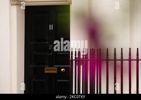 I fiori pendono di fronte alla porta del 11 Downing Street, residenza ufficiale del Cancelliere dello scacchiere Rishi Sunak, a Londra, Inghilterra, il 29 settembre 2020. (Foto di David Cliff/NurPhoto) Foto Stock