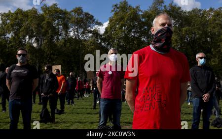 I lavoratori del settore degli eventi del Regno Unito osservano trenta minuti di silenzio per protestare contro la gestione da parte del governo della risposta all'epidemia di coronavirus, in Parliament Square a Londra, Regno Unito, il 29th settembre 2020. La protesta è stata organizzata da We Stand come un #WeMakeEvents che stanno chiedendo un sostegno significativo da parte del governo fino a quando l'industria non è autorizzata a operare per un settore che fornisce oltre 600.000 posti di lavoro nel Regno Unito. (Foto di Maciek Musialek/NurPhoto) Foto Stock