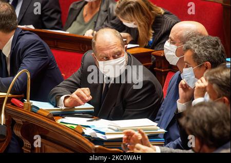 Il Ministro della Giustizia francese Eric Dupond-Moretti parla con il Ministro degli interni francese Gerald Darmanin durante la sessione di interrogazioni al governo presso l'Assemblea nazionale francese di Parigi, il 29 settembre 2020 (Foto di Daniel Pier/NurPhoto) Foto Stock