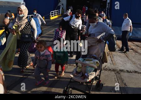 Migranti e rifugiati arrivano al porto di Lavrio a bordo del traghetto Blue Star Chios dalle isole dell'Egeo orientale di Lesvos, Chios, Samo, Leros e Kos. Saranno trasportati in alloggi adatti nella Grecia continentale. A Lavrio, Grecia, il 29 settembre. 2020. (Foto di Nicolas Koutsokostas/NurPhoto) Foto Stock