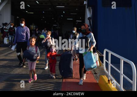 Migranti e rifugiati arrivano al porto di Lavrio a bordo del traghetto Blue Star Chios dalle isole dell'Egeo orientale di Lesvos, Chios, Samo, Leros e Kos. Saranno trasportati in alloggi adatti nella Grecia continentale. A Lavrio, Grecia, il 29 settembre. 2020. (Foto di Nicolas Koutsokostas/NurPhoto) Foto Stock