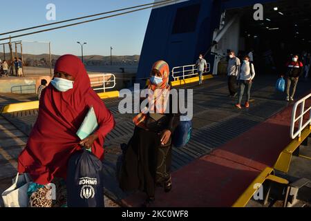 Migranti e rifugiati arrivano al porto di Lavrio a bordo del traghetto Blue Star Chios dalle isole dell'Egeo orientale di Lesvos, Chios, Samo, Leros e Kos. Saranno trasportati in alloggi adatti nella Grecia continentale. A Lavrio, Grecia, il 29 settembre. 2020. (Foto di Nicolas Koutsokostas/NurPhoto) Foto Stock