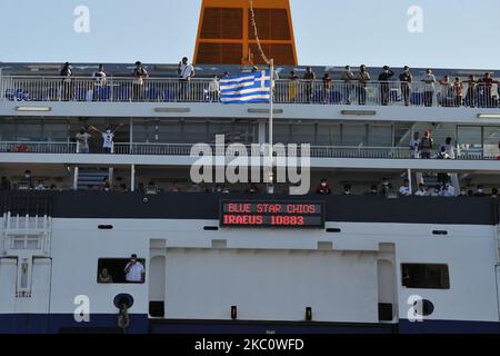 Migranti e rifugiati arrivano al porto di Lavrio a bordo del traghetto Blue Star Chios dalle isole dell'Egeo orientale di Lesvos, Chios, Samo, Leros e Kos. Saranno trasportati in alloggi adatti nella Grecia continentale. A Lavrio, Grecia, il 29 settembre. 2020. (Foto di Nicolas Koutsokostas/NurPhoto) Foto Stock