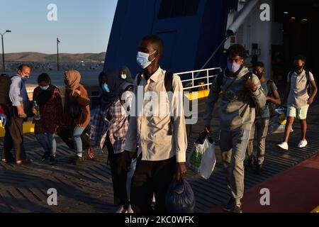 Migranti e rifugiati arrivano al porto di Lavrio a bordo del traghetto Blue Star Chios dalle isole dell'Egeo orientale di Lesvos, Chios, Samo, Leros e Kos. Saranno trasportati in alloggi adatti nella Grecia continentale. A Lavrio, Grecia, il 29 settembre. 2020. (Foto di Nicolas Koutsokostas/NurPhoto) Foto Stock