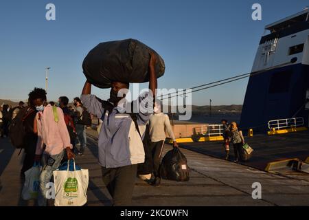 Migranti e rifugiati arrivano al porto di Lavrio a bordo del traghetto Blue Star Chios dalle isole dell'Egeo orientale di Lesvos, Chios, Samo, Leros e Kos. Saranno trasportati in alloggi adatti nella Grecia continentale. A Lavrio, Grecia, il 29 settembre. 2020. (Foto di Nicolas Koutsokostas/NurPhoto) Foto Stock