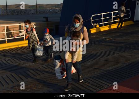 Migranti e rifugiati arrivano al porto di Lavrio a bordo del traghetto Blue Star Chios dalle isole dell'Egeo orientale di Lesvos, Chios, Samo, Leros e Kos. Saranno trasportati in alloggi adatti nella Grecia continentale. A Lavrio, Grecia, il 29 settembre. 2020. (Foto di Nicolas Koutsokostas/NurPhoto) Foto Stock