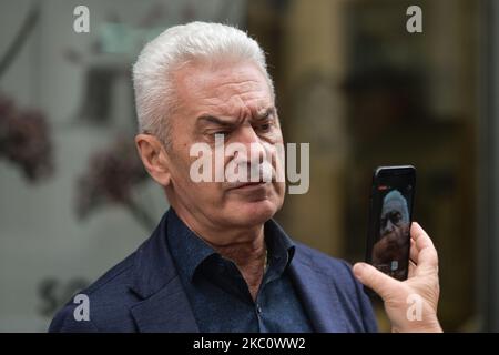 Volen Siderov, un politico bulgaro e presidente dell'attacco del partito nazionalista, parla ai media accanto alla direzione degli interni della capitale (SDVR) a Sofia, dopo essere stato convocato per avere le sue impronte digitali. Mercoledì 30 settembre 2020, a Sofia, Bulgaria. (Foto di Artur Widak/NurPhoto) Foto Stock