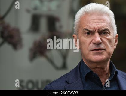 Volen Siderov, un politico bulgaro e presidente dell'attacco del partito nazionalista, parla ai media accanto alla direzione degli interni della capitale (SDVR) a Sofia, dopo essere stato convocato per avere le sue impronte digitali. Mercoledì 30 settembre 2020, a Sofia, Bulgaria. (Foto di Artur Widak/NurPhoto) Foto Stock