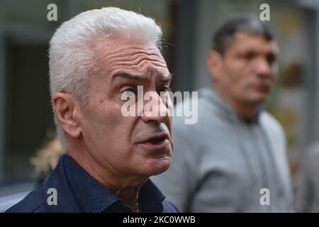 Volen Siderov, un politico bulgaro e presidente dell'attacco del partito nazionalista, parla ai media accanto alla direzione degli interni della capitale (SDVR) a Sofia, dopo essere stato convocato per avere le sue impronte digitali. Mercoledì 30 settembre 2020, a Sofia, Bulgaria. (Foto di Artur Widak/NurPhoto) Foto Stock