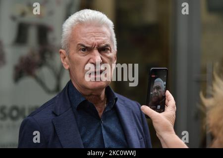 Volen Siderov, un politico bulgaro e presidente dell'attacco del partito nazionalista, parla ai media accanto alla direzione degli interni della capitale (SDVR) a Sofia, dopo essere stato convocato per avere le sue impronte digitali. Mercoledì 30 settembre 2020, a Sofia, Bulgaria. (Foto di Artur Widak/NurPhoto) Foto Stock