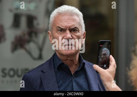 Volen Siderov, un politico bulgaro e presidente dell'attacco del partito nazionalista, parla ai media accanto alla direzione degli interni della capitale (SDVR) a Sofia, dopo essere stato convocato per avere le sue impronte digitali. Mercoledì 30 settembre 2020, a Sofia, Bulgaria. (Foto di Artur Widak/NurPhoto) Foto Stock