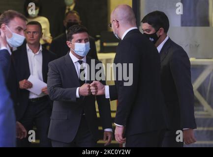 Il Presidente dell'Ucraina Volodymyr Zelenskyy saluta il primo Ministro Denys Shmyhal (2nd R) durante la sessione a Vinnytsia, Ucraina, 29 settembre 2020. I membri del Consiglio Nazionale delle riforme ucraino si riuniscono. (Foto di Sergii Kharchenko/NurPhoto) Foto Stock