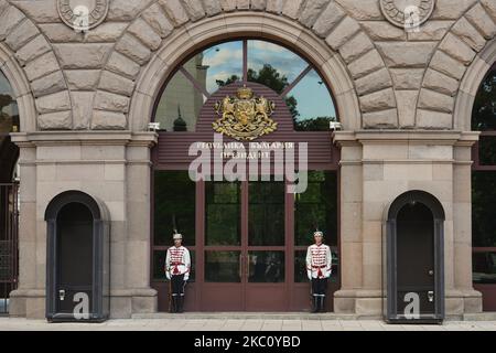 Guardia d'onore all'ingresso del Palazzo Presidenziale di Sofia. Lunedì 28 settembre 2020 a Sofia, Bulgaria. (Foto di Artur Widak/NurPhoto) Foto Stock