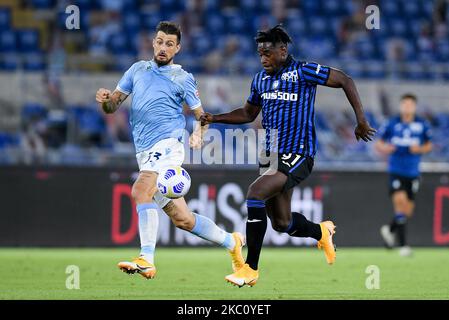 Duvan Zapata di Atalanta BC e Francesco Acerbi della SS Lazio compete per la palla durante la Serie A match tra SS Lazio e Atalanta BC allo Stadio Olimpico, Roma, Italia il 30 settembre 2020. (Foto di Giuseppe Maffia/NurPhoto) Foto Stock