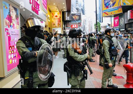 Polizia antisommossa in attesa durante le manifestazioni di strada a Hong Kong (Cina), il 1st ottobre 2020. (Foto di Tommy Walker/NurPhoto) Foto Stock