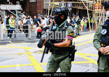 Polizia antisommossa in attesa durante le manifestazioni di strada a Hong Kong (Cina), il 1st ottobre 2020. (Foto di Tommy Walker/NurPhoto) Foto Stock