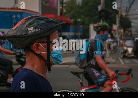 I ciclisti di Antipolo City, Filippine, aspettano il semaforo verde del 1 ottobre 2020. La bicicletta è il nuovo modo di trasporto in nuova normalità quando COVID-19 è venuto per evitare il contatto stretto nei trasporti pubblici. (Foto di Ryan Eduard Benaid/NurPhoto) Foto Stock