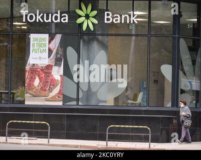Una donna cammina presso la Tokuda Bank ad, nel centro di Sofia. Mercoledì 30 settembre 2020, a Sofia, Bulgaria. (Foto di Artur Widak/NurPhoto) Foto Stock