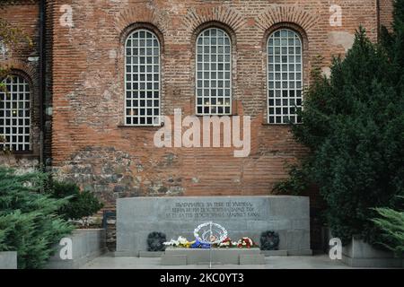 Monumento del Milite Ignoto accanto alla chiesa di Santa Sofia nel centro di Sofia. Mercoledì 30 settembre 2020, a Sofia, Bulgaria. (Foto di Artur Widak/NurPhoto) Foto Stock