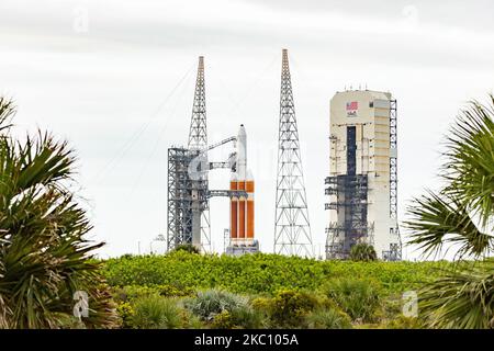 Il tempo tempestoso e le diverse questioni tecniche continuano a ritardare il lancio del Delta IV Heavy Rocket dell'ULA con un payload classificato per l'Ufficio Nazionale di ricostruzione. Il 30 settembre 2020 a Cape Canaveral, Floriaa, Stati Uniti. (Foto di Manuel Mazzanti/NurPhoto) Foto Stock