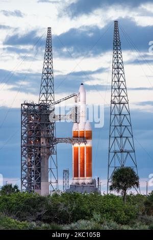 1st ottobre 2020 - il razzo Delta IV Heavy Rocket dell'ULA con un carico utile classificato per l'NRO. Missione NROL44 si trova ancora al Pad 37 dopo il suo terzo scrub della settimana. Il 30 settembre 2020 a Cape Canaveral, Floriaa, Stati Uniti. (Foto di Manuel Mazzanti/NurPhoto) Foto Stock