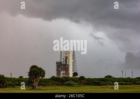 Il tempo tempestoso e le diverse questioni tecniche continuano a ritardare il lancio del Delta IV Heavy Rocket dell'ULA con un payload classificato per l'Ufficio Nazionale di ricostruzione. Il 30 settembre 2020 a Cape Canaveral, Floriaa, Stati Uniti. (Foto di Manuel Mazzanti/NurPhoto) Foto Stock