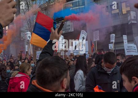 Il popolo armeno si è dimostrato davanti al Consiglio europeo di Bruxelles, in Belgio, il 01 ottobre 2020. Durante il Consiglio europeo straordinario, il popolo armeno si riunisce davanti all'edificio dell'Unione europea, condanna l'aggressione dell'Azerbaigian contro il popolo armeno e desidera sottolineare che gli attacchi lanciati dall'Azerbaigian - con il pieno sostegno della Turchia - ha affermato Shahnur Minasyan, portavoce del ''Comitato degli armeni del Belgio''. (Foto di Jonathan Raa/NurPhoto) Foto Stock