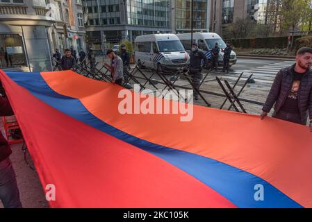 Il popolo armeno si è dimostrato davanti al Consiglio europeo di Bruxelles, in Belgio, il 01 ottobre 2020. Durante il Consiglio europeo straordinario, il popolo armeno si riunisce davanti all'edificio dell'Unione europea, condanna l'aggressione dell'Azerbaigian contro il popolo armeno e desidera sottolineare che gli attacchi lanciati dall'Azerbaigian - con il pieno sostegno della Turchia - ha affermato Shahnur Minasyan, portavoce del ''Comitato degli armeni del Belgio''. (Foto di Jonathan Raa/NurPhoto) Foto Stock