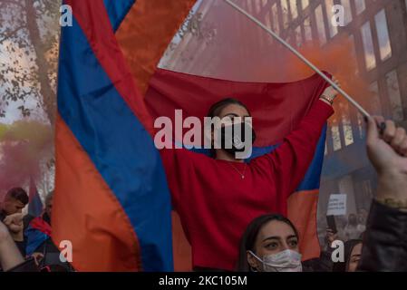 Il popolo armeno si è dimostrato davanti al Consiglio europeo di Bruxelles, in Belgio, il 01 ottobre 2020. Durante il Consiglio europeo straordinario, il popolo armeno si riunisce davanti all'edificio dell'Unione europea, condanna l'aggressione dell'Azerbaigian contro il popolo armeno e desidera sottolineare che gli attacchi lanciati dall'Azerbaigian - con il pieno sostegno della Turchia - ha affermato Shahnur Minasyan, portavoce del ''Comitato degli armeni del Belgio''. (Foto di Jonathan Raa/NurPhoto) Foto Stock