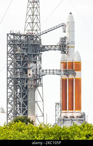 Il tempo tempestoso e le diverse questioni tecniche continuano a ritardare il lancio del Delta IV Heavy Rocket dell'ULA con un payload classificato per l'Ufficio Nazionale di ricostruzione. Il 30 settembre 2020 a Cape Canaveral, Floriaa, Stati Uniti. (Foto di Manuel Mazzanti/NurPhoto) Foto Stock