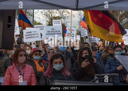 Il popolo armeno si è dimostrato davanti al Consiglio europeo di Bruxelles, in Belgio, il 01 ottobre 2020. Durante il Consiglio europeo straordinario, il popolo armeno si riunisce davanti all'edificio dell'Unione europea, condanna l'aggressione dell'Azerbaigian contro il popolo armeno e desidera sottolineare che gli attacchi lanciati dall'Azerbaigian - con il pieno sostegno della Turchia - ha affermato Shahnur Minasyan, portavoce del ''Comitato degli armeni del Belgio''. (Foto di Jonathan Raa/NurPhoto) Foto Stock