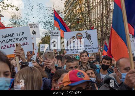 Il popolo armeno si è dimostrato davanti al Consiglio europeo di Bruxelles, in Belgio, il 01 ottobre 2020. Durante il Consiglio europeo straordinario, il popolo armeno si riunisce davanti all'edificio dell'Unione europea, condanna l'aggressione dell'Azerbaigian contro il popolo armeno e desidera sottolineare che gli attacchi lanciati dall'Azerbaigian - con il pieno sostegno della Turchia - ha affermato Shahnur Minasyan, portavoce del ''Comitato degli armeni del Belgio''. (Foto di Jonathan Raa/NurPhoto) Foto Stock