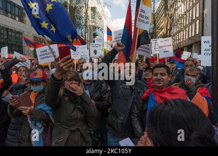 Il popolo armeno si è dimostrato davanti al Consiglio europeo di Bruxelles, in Belgio, il 01 ottobre 2020. Durante il Consiglio europeo straordinario, il popolo armeno si riunisce davanti all'edificio dell'Unione europea, condanna l'aggressione dell'Azerbaigian contro il popolo armeno e desidera sottolineare che gli attacchi lanciati dall'Azerbaigian - con il pieno sostegno della Turchia - ha affermato Shahnur Minasyan, portavoce del ''Comitato degli armeni del Belgio''. (Foto di Jonathan Raa/NurPhoto) Foto Stock