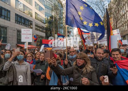 Il popolo armeno si è dimostrato davanti al Consiglio europeo di Bruxelles, in Belgio, il 01 ottobre 2020. Durante il Consiglio europeo straordinario, il popolo armeno si riunisce davanti all'edificio dell'Unione europea, condanna l'aggressione dell'Azerbaigian contro il popolo armeno e desidera sottolineare che gli attacchi lanciati dall'Azerbaigian - con il pieno sostegno della Turchia - ha affermato Shahnur Minasyan, portavoce del ''Comitato degli armeni del Belgio''. (Foto di Jonathan Raa/NurPhoto) Foto Stock