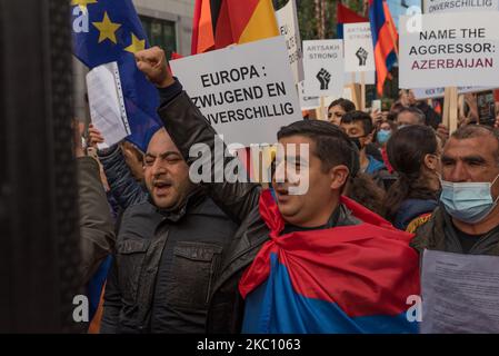 Il popolo armeno si è dimostrato davanti al Consiglio europeo di Bruxelles, in Belgio, il 01 ottobre 2020. Durante il Consiglio europeo straordinario, il popolo armeno si riunisce davanti all'edificio dell'Unione europea, condanna l'aggressione dell'Azerbaigian contro il popolo armeno e desidera sottolineare che gli attacchi lanciati dall'Azerbaigian - con il pieno sostegno della Turchia - ha affermato Shahnur Minasyan, portavoce del ''Comitato degli armeni del Belgio''. (Foto di Jonathan Raa/NurPhoto) Foto Stock